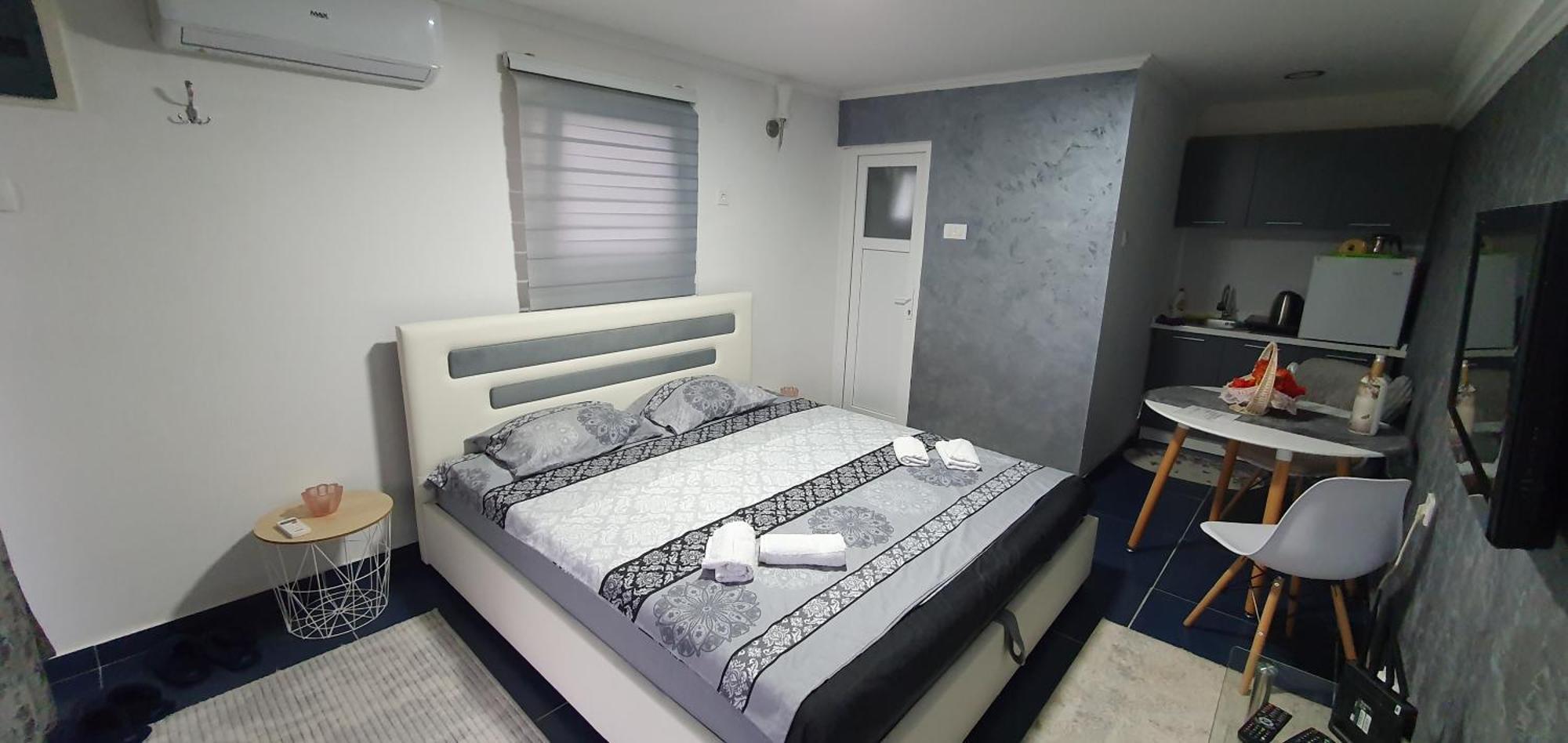 Cozzy Apartment Near The Aiport Podgorica Mitrovici  ภายนอก รูปภาพ